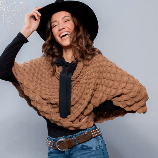 Model, das das Cape Diana trägt