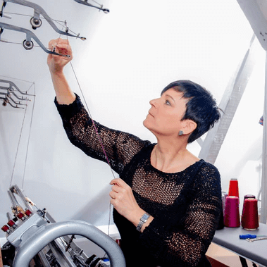 Kerstin Nägler an der Strickmaschine